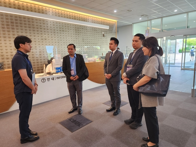 충남도서관_견학_모습