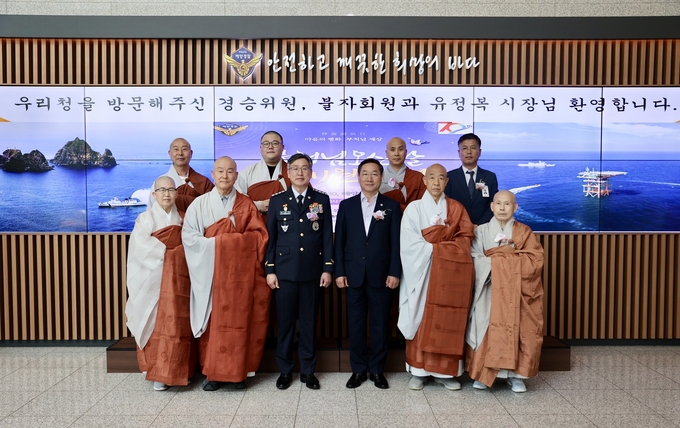 김종욱 해양경찰청장이 나라와 국민을 위한 안전 기원 대법회 행사 종료후 경승위원과 유정복 인천시장 등 기념촬영을 하고 있다 