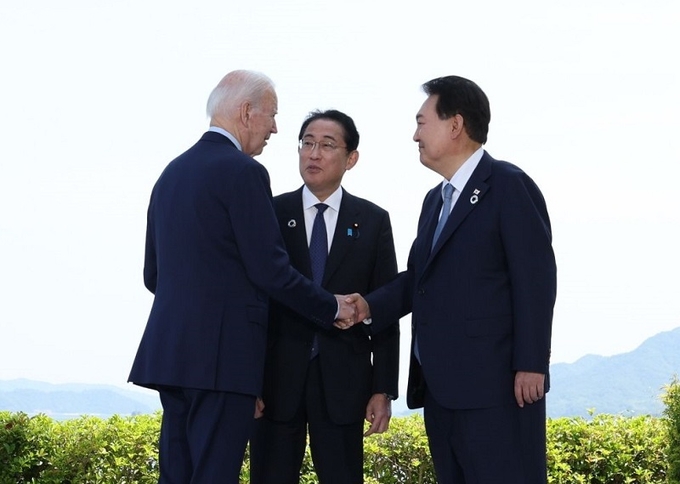 윤석열 대통령이 21일 히로시마 G7 정상회의장인 그랜드프린스호텔에서 열린 한미일 정상회담에 앞서 조셉 바이든 미국 대통령, 기시다 후미오 일본 총리와 인사하고 있다.(대통령실 제공)