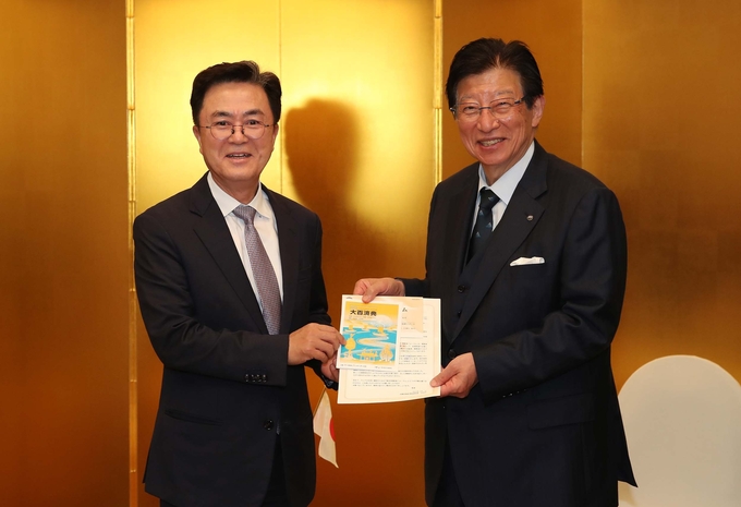 시즈오카현지사에_대백제전_초청장_전달
