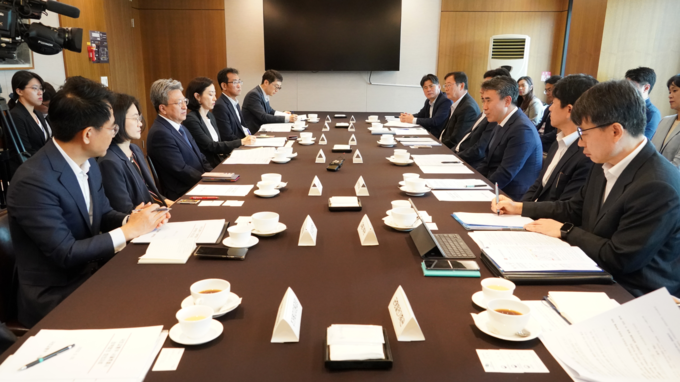 5.26(금) 한국프레스센터에서 유창수 서울시 행정2부시장, 이원재 국토교통부 제1차관이 참석한 가운데 '제1차 중앙·지방 정례협의회'가 열렸다