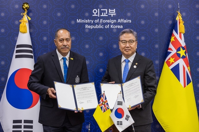 박진 외교부장관과 달튼 타겔라기 니우에 총리가 29일 오전 서울 종로구 외교부 청사에서 양국 간 수교와 관련한 문서에 서명한 후 악수하고 있다