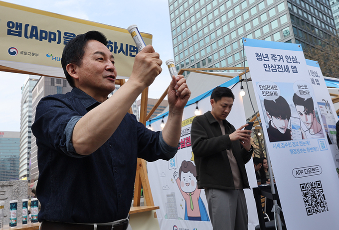 원희룡 국토교통부 장관이 지난 3월 23일 서울 종로구 광교에서 열린 청년 전세 사기 예방 캠페인에 참가해 임차주택 시세와 집주인 정보를 확인할 수 있는 ‘안심전세앱’ 설치를 독려하고 있다