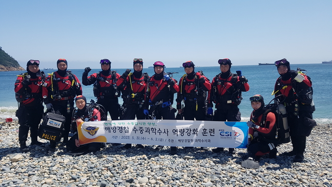 31일 부산 태종대 감지해변에서 수중감시관 대상 역량 강화 훈련전 단체 사진 