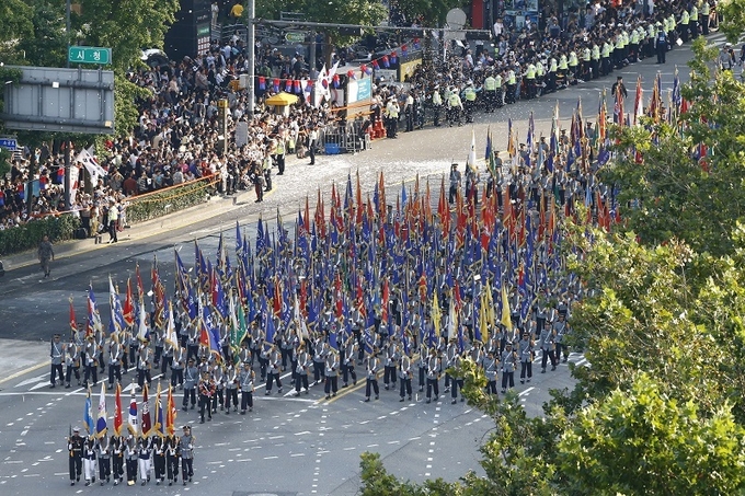 2013년 10월 1일 건군 제65주년 국군의날을 맞아 서울 도심에서 열린 대규모 시가행진에서 군악대와 기수대가 행진하고 있는 모습.