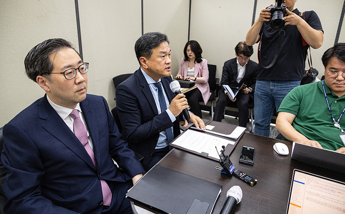 이준일 외교부 북핵기획단장과 최현석 경찰청 사이버수사국장(오른쪽)이 2일 서울 종로구 외교부에서 북한 정찰총국 산하 해커 조직 ‘김수키’를 독자 대북 제재 명단에 올린 것과 관련한 브리핑을 하고 있다.
