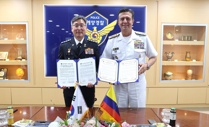 김종욱 해양경찰청장과 콜롬비아 해군 참모총장(프란시스코 에르난도 꾸디데스 그라나도스) 업무 협력 의향서 체결 후 기념 사진