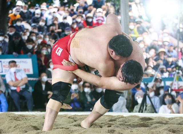부활 원년을 선언한 K씨름이 20일 강릉단오장사씨름대회부터 고품격 대회를 선보일 계획이다. 사진은 지난해 단오대회 경기 모습. 대한씨름협회 제공