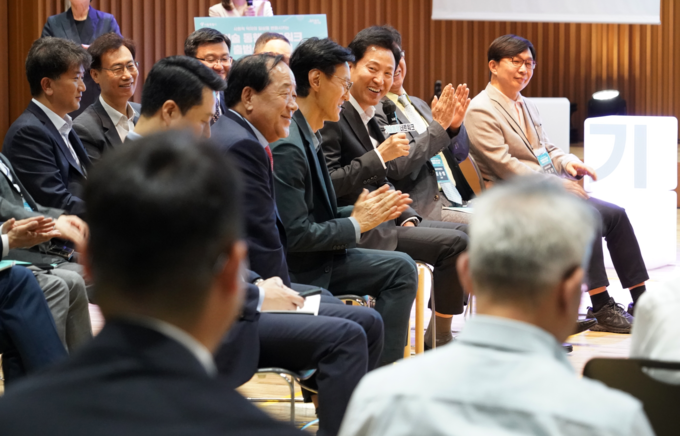 <기술동행 네트워크 출범식 참석자들과 질의답변을 진행하고 있는 오세훈 시장>