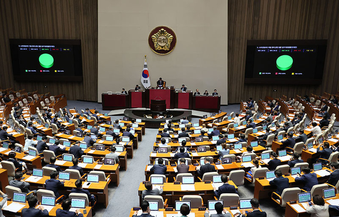 스토킹범죄의 처벌 등에 관한 법률 일부개정법률안이 21일 오후 국회에서 열린 본회에서 통과되고 있다.