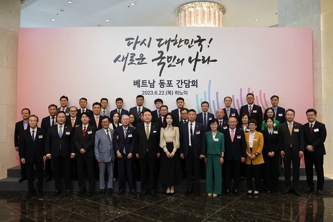 윤석열 대통령 부부가 22일(현지시간) 베트남 하노이 한 호텔에서 열린 베트남 동포 오찬간담회에서 참석자들과 기념촬영을 하고 있다.(사진=대통령실)