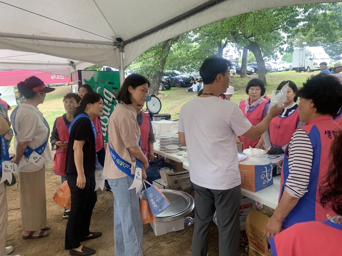 경산시- 안전이 최우.. 경산시, 자인단오행사장서 안전캠페인 펼쳐(식품위생점검)
