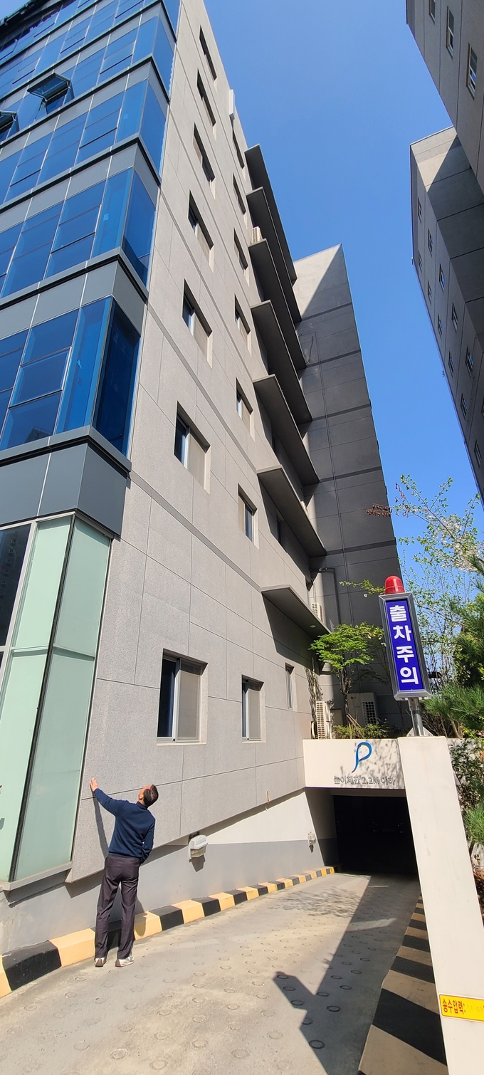 경산시, 관내 상가 건축물 외벽 마감 상태 지도점검