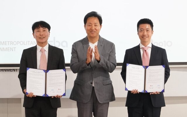 오세훈 서울시장(가운데)이 지난 26일 일본 도쿄 오모테산도 뮤지엄에서 열린 서울경제진흥원(SBA)과 이베이재팬의 서울 뷰티 분야 우수 중소기업 육성과 일본 온라인 판로 개척 지원을 위한 업무협약식에 참석해 기념 촬영하고 있다.