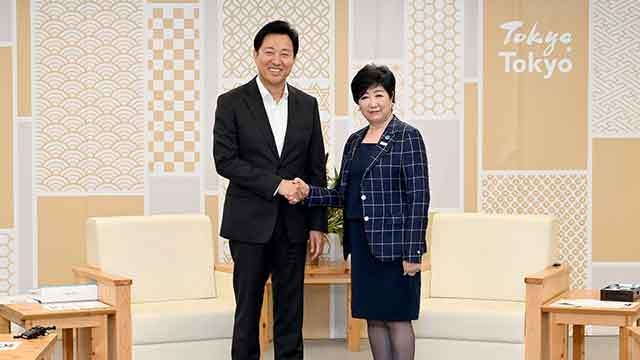 일본 정책 현장 방문을 위해 도쿄를 찾은 오세훈 서울시장이 지난 27일 도쿄도청에서 고이케 유리코 도쿄도지사를 만나 기념 촬영하고 있다.