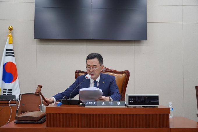 법제사법위 법안심사제1소위원회를 진행하고 있는 소병철 의원