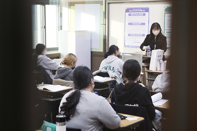 2023학년도 대학수학능력시험일인 지난해 11월 17일 고등학교에 마련된 고사실에서 수험생들이 시험을 준비하고 있다. (사진=문화체육관광부 국민소통실)