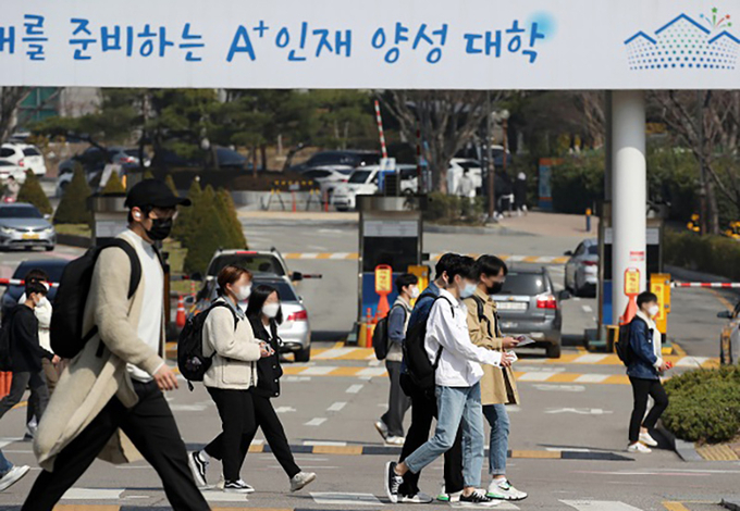 대학 캠퍼스 안을 학생들이 삼삼오오 오가고 있는 모습.(사진=연합뉴스)