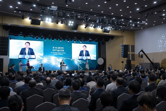 윤석열 대통령이 5일 서울 강남구 역삼동 한국과학기술회관에서 열린 제1회 세계 한인 과학기술인 대회 개회식에서 축사를 하고 있다.(사진=대통령실)
