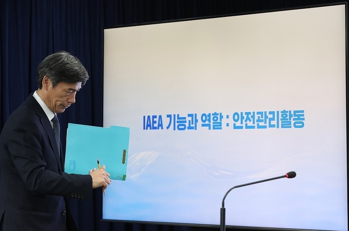 박구연 국무조정실 국무1차장이 10일 오전 서울 종로구 정부서울청사에서 열린 후쿠시마 원전 오염수 방류 관련 브리핑에 참석하기 위해 입장하고 있다.(사진=연합뉴스)