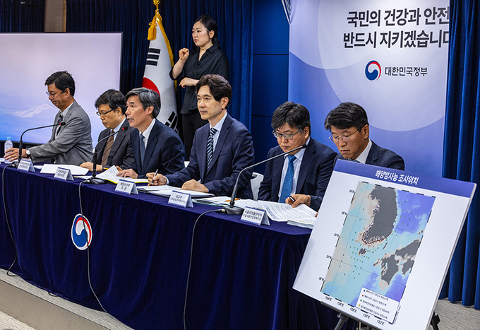 박구연 국무조정실 1차장(왼쪽 세 번째)이 11일 오전 서울 종로구 정부서울청사에서 열린 후쿠시마 원전 오염수 방류 관련 일일 브리핑에 참석해 오염수 방류 전반에 대해 설명하고 있다.