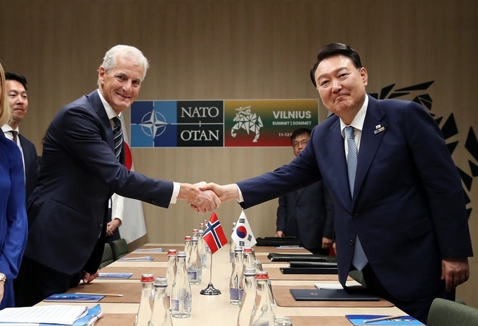 북대서양조약기구(NATO, 나토) 정상회의에 참석하는 윤석열 대통령이 11일(현지시간) 리투아니아 빌뉴스 나토 정상회의장에서 열린 한·노르웨이 정상회담에서 요나스 가르 스퇴레 노르웨이 총리와 악수하고 있다.(사진=연합뉴스)