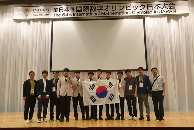 한국대표단 전원이 메달 시상식 후 기념 촬영을 하고 있다. (사진=과학기술정보통신부)