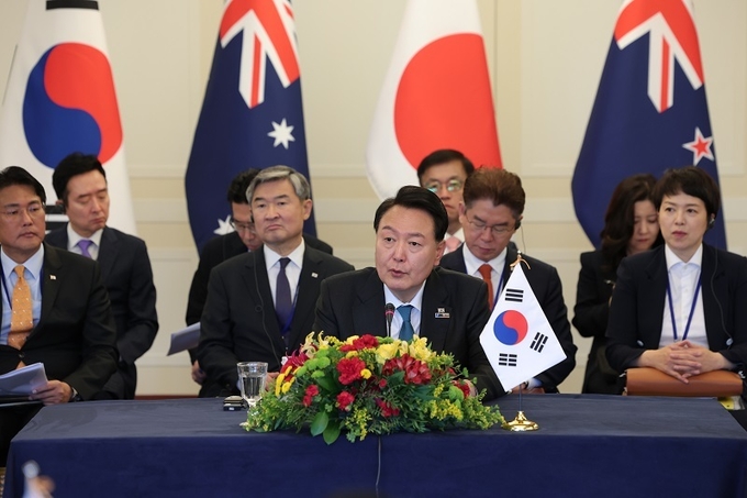 나토 정상회의에 참석한 윤석열 대통령이 12일(현지시간) 빌뉴스 한 호텔에서 열린 한국.일본.호주.뉴질랜드 4개국(AP4) 정상회담에서 발언하고 있다.