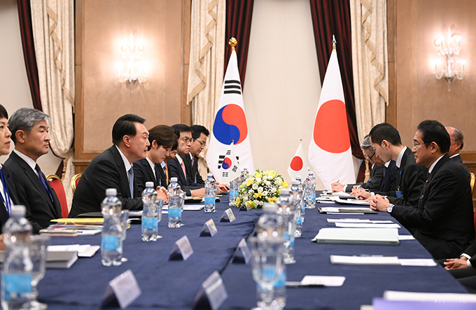 북대서양조약기구(NATO·나토) 정상회의 참석차 리투아니아를 방문 중인 윤석열 대통령이 12일(현지시간) 빌뉴스 한 호텔에서 열린 한일 정상회담에서 발언하고 있다.