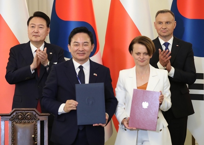 원희룡 국토교통부 장관과 야드비가 에밀레비츄 폴란드 우크라이나 개발협력 전권대표가 13일(현지시간) 폴란드 바르샤바 대통령궁에서 윤석열 대통령과 안제이 두다 폴란드 대통령이 배석한 가운데 우크라이나 재건 협력 양해각서(MOU)를 체결했다.