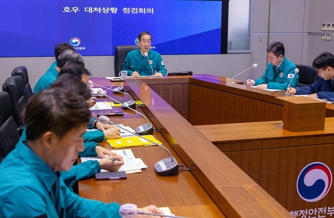 14일 오전 한덕수 국무총리가 서울 종로구 정부서울청사 내 행정안전부 상황실에서 열린 호우 대처 상황 점검 회의에 참석, 발언하고 있다.