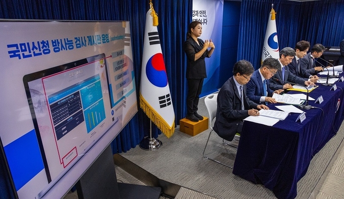 박성훈 해양수산부 차관이 17일 오전 정부서울청사에서 열린 후쿠시마 원전 오염수 관련 일일브리핑에 참석해 국민이 방사능 검사를 신청할 수 있는 검사 게시판 운영에 대해 설명하고 있다.