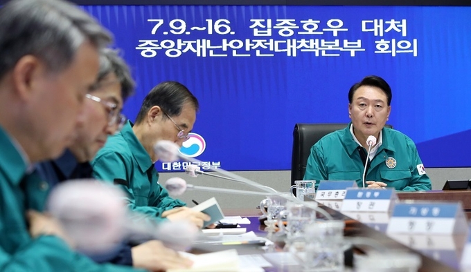 윤석열 대통령이 17일 오전 정부서울청사에서 열린 집중호우 대처 중앙재난안전대책본부 회의를 주재하며 발언하고 있다.