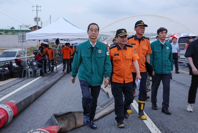 한덕수 국무총리가 미호천 제방 유실로 침수된 충북 청주시 오송읍 궁평2지하차도 현장을 찾아 둘러보고 있다.