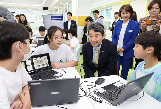 이주호 부총리 겸 교육부 장관이 지난달 30일 경남 창원시 상남초등학교를 방문해 경남교육청이 구축한 교수·학습플랫폼 ‘아이톡톡’과 스마트기기 ‘아이북’을 활용한 수업을 참관, 학생들과 대화하고 있다. (사진=교육부)