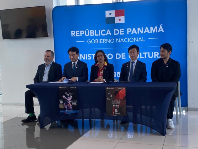 좌측부터 Gabriel Gonzalez 차관, 이성권 부산시 경제부시장, Giselle Gonzalez 문화부 장관, 정진규 주파마나 대사, 이정윤 감독
