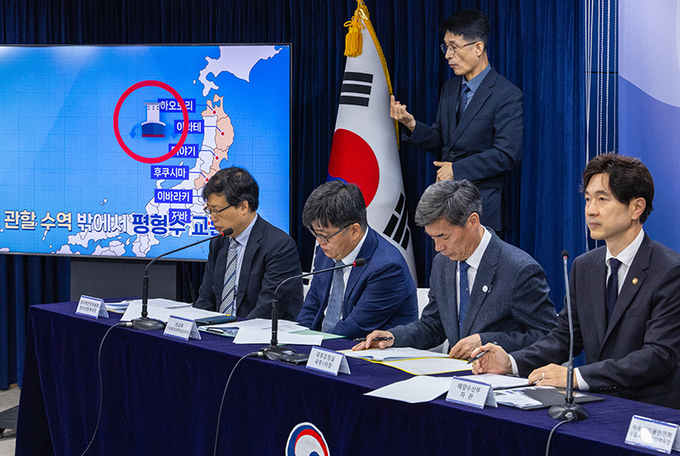 박성훈 해양수산부 차관(오른쪽)이 21일 오전 서울 종로구 정부서울청사에서 열린 후쿠시마 원전 오염수 일일 브리핑에 참석해 일본 후쿠시마 인근 출발 선박에 대한 선박 평형수 방사능 관리에 대한 설명을 하고 있다. 