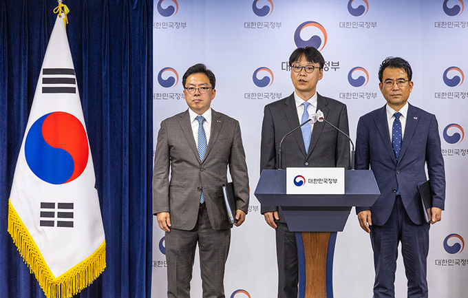 지난달 8일 서울 종로구 정부서울청사에서 전세사기 기획 조사 결과 및 특별단속 중간결과를 발표하고 있는 모습. 사진 왼쪽부터 윤승영 경찰청 국가수사본부 수사국장, 황병주 대검찰청 형사부장, 남영우 국토교통부 토지정책관