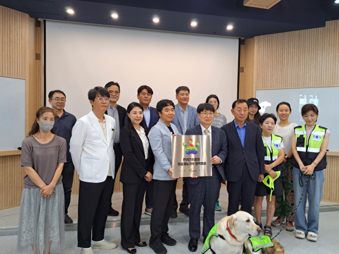 의료재능기부 현판 전달식 행사 사진