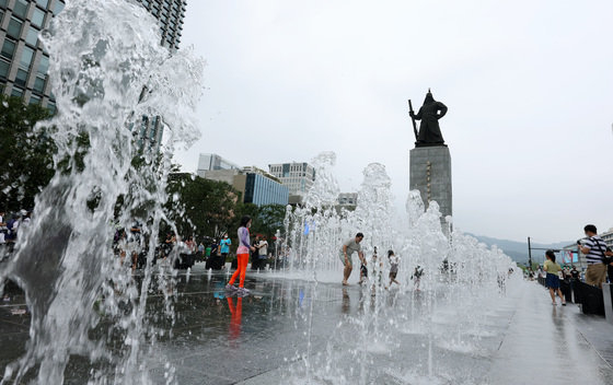 서울 광화문광장 이순신 장군 동상 앞 명량분수대