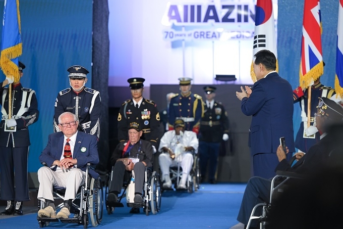 윤석열 대통령이 27일 부산 해운대구 영화의 전당 야외극장에서 진행된 유엔군 참전의 날 및 정전협정 70주년 기념식에서 유엔 참전용사들의 입장을 맞이하고 있다.(사진=대통령실)