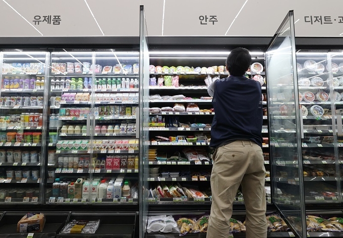 서울 성동구 편의점 CU 장안관광호텔점에 밀폐형 냉장고가 설치돼 있다