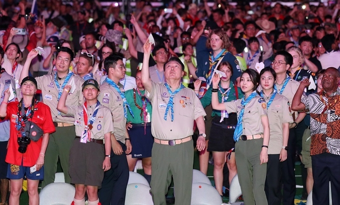 윤석열 대통령 부부가 2일 오후 전북 부안 새만금 부지에서 열린 ‘2023 새만금 제25회 세계스카우트잼버리’ 개영식에서 종이날리기 퍼포먼스를 하고 있다.(사진=대통령실 제공)
