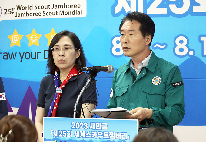 김성호 행정안전부 재난안전본부장과 김현숙 여성가족부 장관이 7일 전북 부안군 잼버리장 브리핑룸에서 잼버리 야영지 철수 계획을 발표하고 있다.