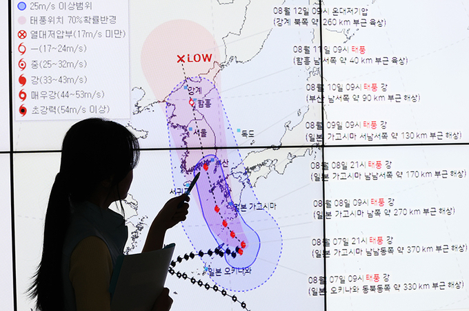 제6호 태풍 ‘카눈’이 북상하고 있는 7일 오후 경기도 수원시 권선구 수도권기상청에서 예보관이 태풍 경로를 주시하고 있다.