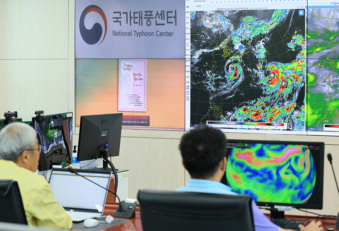 제주 서귀포시 남원읍 한남리 국가태풍센터에서 센터 관계자들이 한반도를 향해 북상 중인 제6호 태풍 카눈의 경로 등을 감시·분석하고 있다.