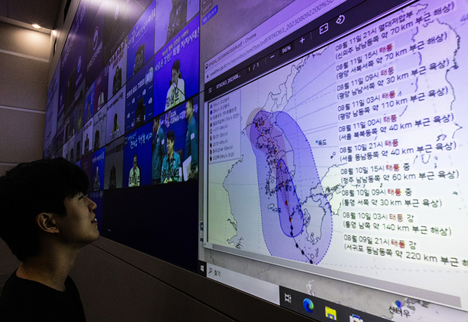 태풍 카눈의 북상으로 전국 대부분 지역에 태풍 특보가 내려진 10일 오전 서울 종로구 정부서울청사에서 상황실의 화면에 표시된 태풍의 경로가 표시돼 있다. (사진=연합뉴스)