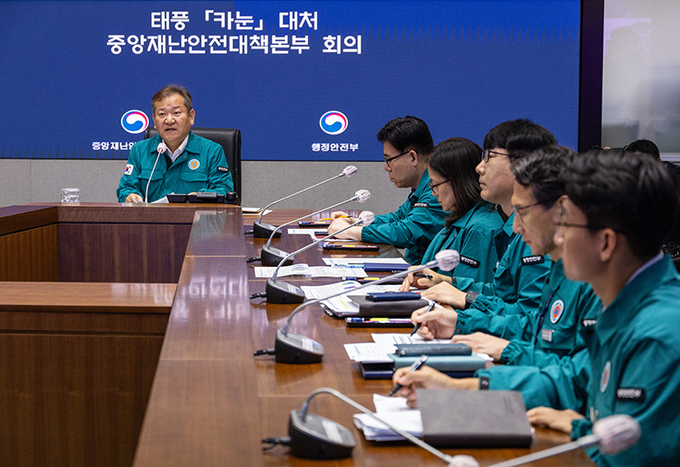 태풍 카눈의 북상으로 전국 대부분 지역에 태풍 특보가 내려진 10일 오전 이상민 행정안전부 장관이 서울 종로구 정부서울청사에서 열린 중앙재난안전대책본부 회의에서 재난 대비 철저를 강조하는 발언을 하고 있다.