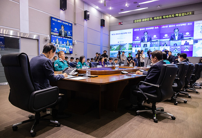 한덕수 국무총리가 11일 오전 서울 종로구 정부서울청사에서 열린 새만금 잼버리 비상대책반 회의에 참석해 이날 오후 서울 월드컵경기장에서 열리는 폐영식과 K-POP 페스티벌의 안전에 대해 발언하고 있다. 