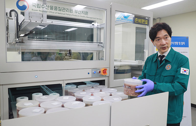지난달 7일 부산 중구 국립수산물품질관리원 부산지원에서 박성훈 해양수산부 차관이 수산물 시료를 감마핵종 분석시스템 안에 넣고 있다.
